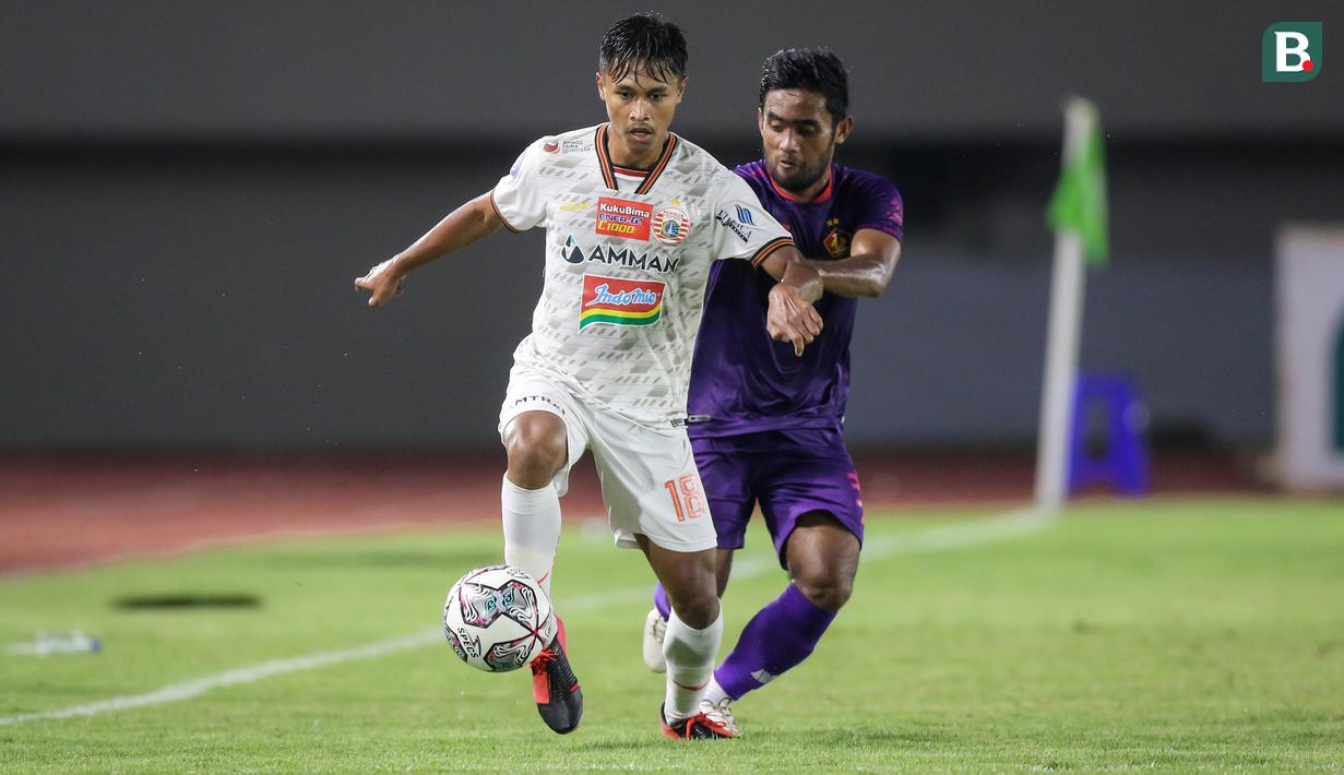 Meski baru berumur 18 tahun, Alfriyanto Nico (kiri) telah beberapa kali dipercaya sebagai sayap kanan Persija Jakarta mengalahkan kehadiran Osvaldo Haay dan Riko Simanjuntak. Nico tercatat telah mencetak tiga gol dalam 18 penampilannya di BRI Liga 1 2021/2022. (Bola.com/Bagaskara Lazuardi)