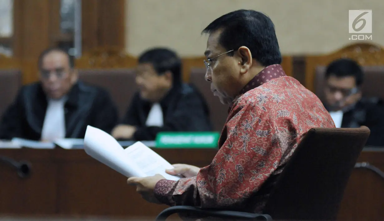 Terdakwa korupsi proyek e-KTP, Setya Novanto saat mengikuti sidang pembacaan nota pembelaan di Pengadilan Tipikor, Jakarta, Jumat (13/4). Sidang mendengar pembacaan nota pembelaan terdakwa. (Liputan6.com/Helmi Fithriansyah)