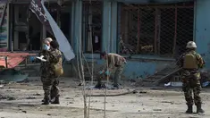 Petugas memeriksa lokasi serangan bom bunuh diri di daerah Syiah di Kabul (9/3). Seorang pembom bunuh diri yang menargetkan kelompok minoritas Afghanistan, Hazaras, meledakkan dirinya di sebuah pos pemeriksaan polisi. (AFP Photo/Shah Marai)