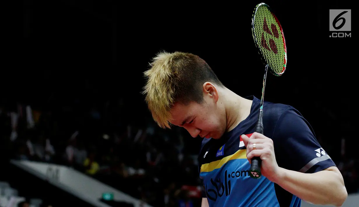 Penampilan pebulutangkis Indonesia, Marcus Gideon saat melawan Mark Lamsfuss / Marvin Seidel (Jerman) pada Indonesia Masters 2019 di Istora Senayan, Rabu (23/1). Marcus terlihat lebih trendi dengan gaya rambut baru dan berwarna. (Bola.com/M Iqbal Ichsan)