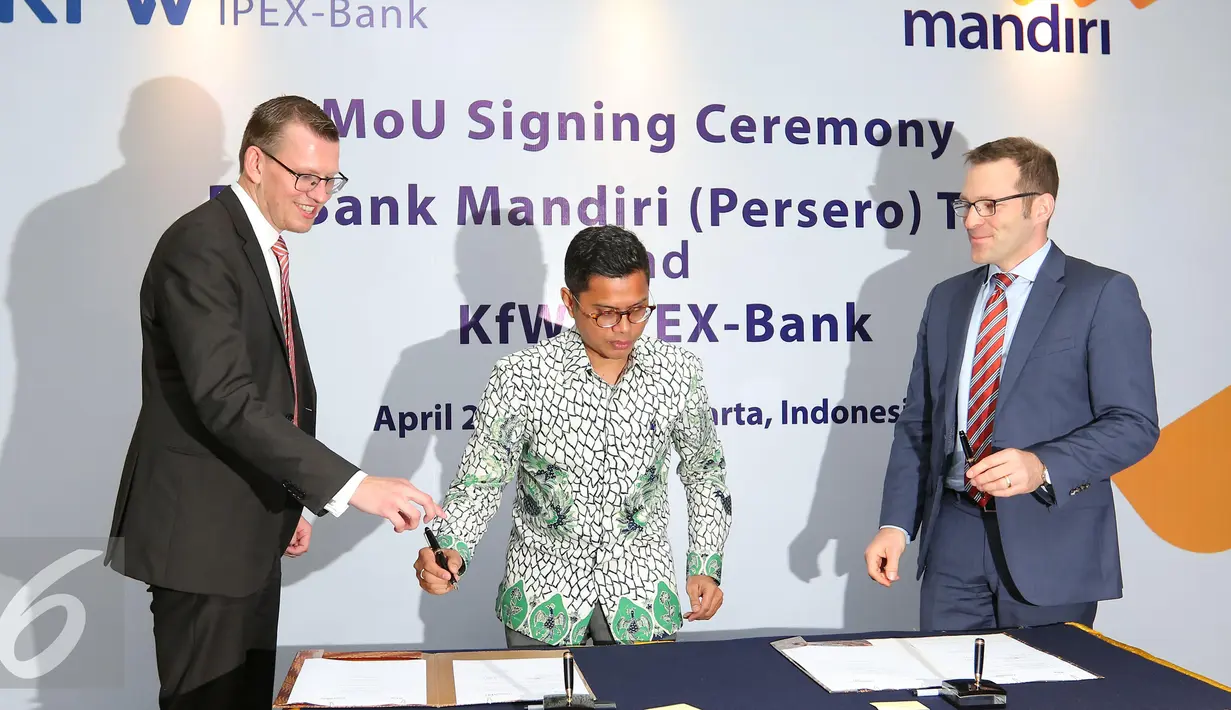Direktur Finance & Treasury Bank Mandiri, Pahala N Mansury (tengah) saat akan menandatangani kerjasama dengan KfW IPEX-Bank, Jakarta, Rabu (20/4). Kerjasama tersebut untuk mendorong pelaksanaan proyek infrastruktur (Liputan6.com/Angga Yuniar)