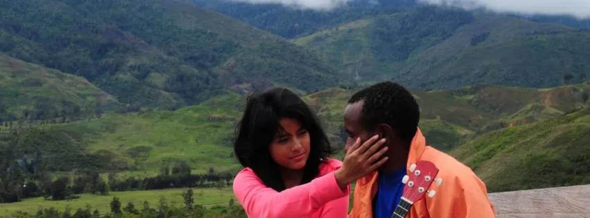 Syuting yang dilangsungkan di Papua Barat banyak menyorot pemandangan indah di sana. Sumber : Facebook.com