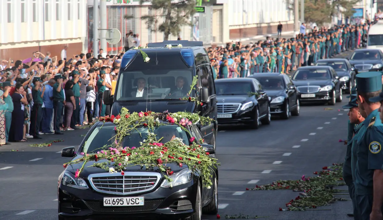 Ratusan warga melemparkan bunga saat iringan mobil membawa jenazah Presiden Uzbekistan Islam Karimov di Tashkent, Uzbekistan, Sabtu (3/9). (REUTERS/Muhammadsharif Mamatkulov)