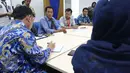 Perwakilan dari Forum Peduli Pulau Pari, Sahrul Hidayat (kemeja biru) bersama warga Pulau Pari mengadakan pertemuan dengan asisten Bidang Penyelesaian Laporan ORI,  Nugroho Eko di Gedung Ombudsman RI, Jakarta, Senin (6/3). (Liputan6.com/Helmi Afandi)