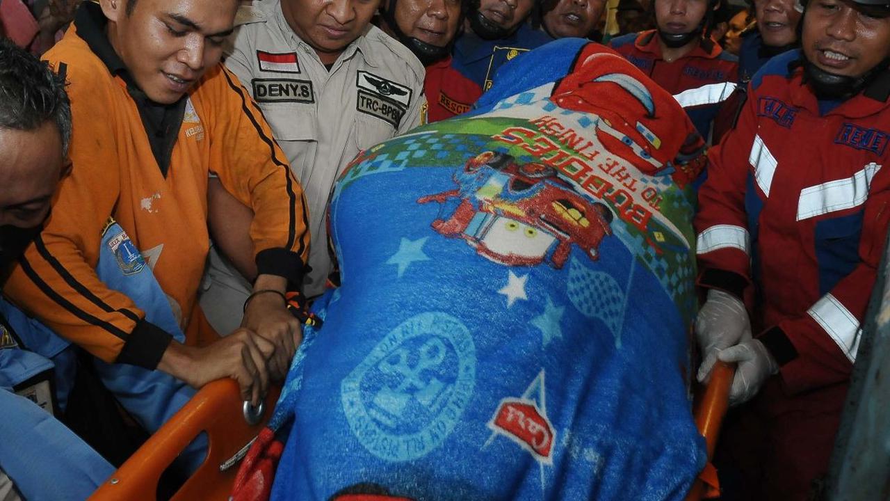 Tim evakuasi gabungan pun akhirnya membawa tubuh Ahmad Juwanto yang berbobot 230 kilogram itu ke rumah sakit rujukan di Adhyaksa.