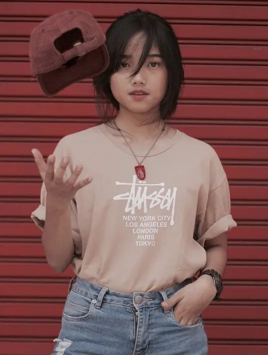 Gaya outfitnya begitu sederhana. Paduan denim dan kaos membuat gayanya begitu low key.  [Foto: Instagram/ Fuji An]