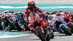 Francesco Bagnaia menjadi pemenang GP Malaysia 2024 setelah memenangi pertarungan sengit dengan pesaing terdekatnya dari tim Pramac Ducati, Jorge Martin. (MOHD RASFAN/AFP)