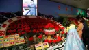Orang-orang mengunjungi pameran bunga 'Kimjongilia' di Pyongyang, Kamis (14/2). Korea Utara menggelar festival bunga untuk merayakan ulang tahun mendiang mantan pemimpin tertinggi Korea Utara yang juga ayah Kim Jong-un, Kim Jong-il. (AP/Jon Chol Jin)