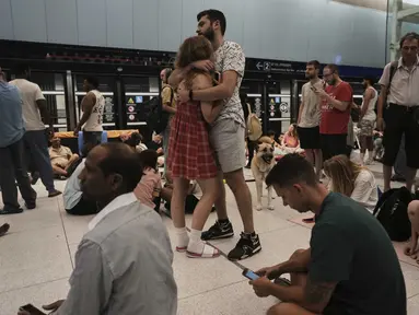 Orang-orang berlindung di stasiun kereta bawah tanah saat sirene serangan udara memperingatkan akan adanya serangan dari Iran, di Ramat Gan, dekat Tel Aviv, Israel, Rabu, 18 Juni 2025. (AP Photo/Oded Balilty)