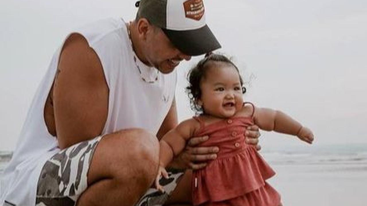 Itulah deretan potret Krisjiana saat merawat si kecil yang dianggap sebagai "hot daddy" oleh banyak orang.