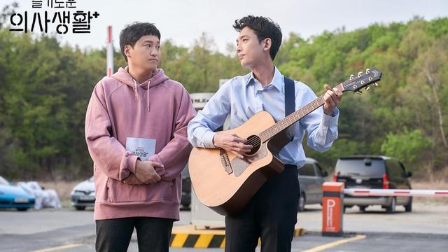 Hospital Playlist. (Instagram/ tvndrama.official)