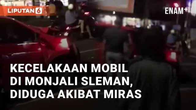 Kecelakaan terjadi pada Sabtu (14/12/2024) 03:07 di perempatan Monjali, Sleman. Mobil menabrak pickup bermuatan salak, kondisi mobil depan ringsek parah