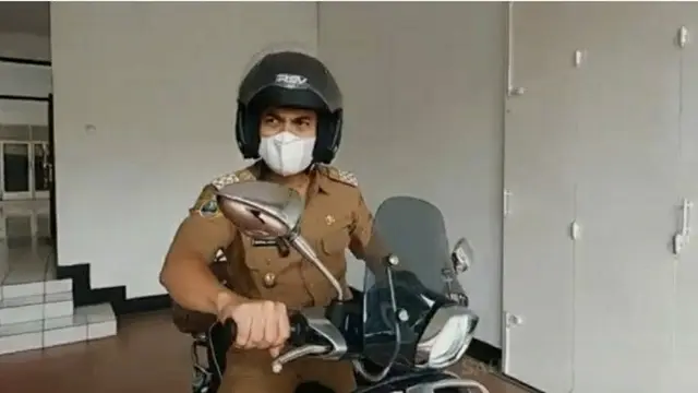 Potret Sahrul Gunawan Naik Vespa