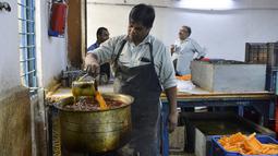 Para pekerja tunanetra membuat lilin di bengkel Blind School Relief Association, New Delhi, India, Rabu (16/10/2019). Perkumpulan tersebut menjual lilin, lampu minyak, dan produk kertas yang dibuat oleh para pekerja tunanetra jelang Festival Diwali atau Festival Cahaya. (Sajjad HUSSAIN/AFP)