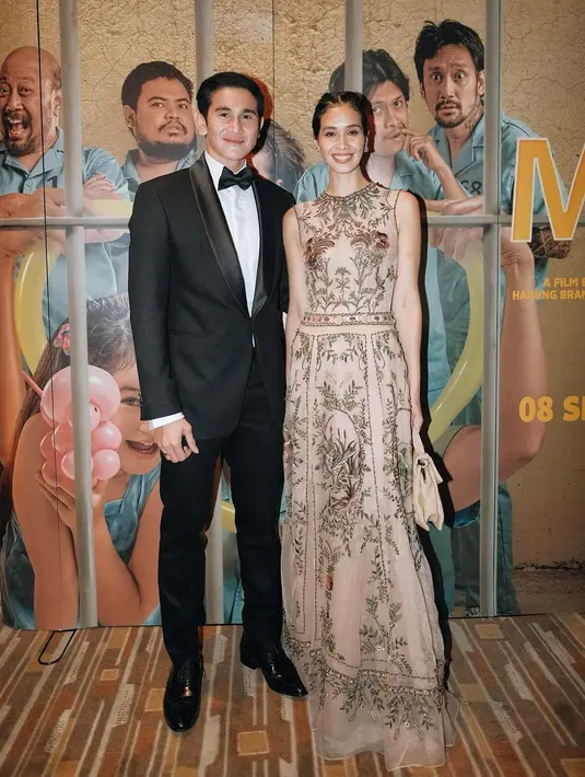 Satu lagi penampilan serasi keduanya yang bak pengantin baru. Vino tampil dengan setelan jas yang serasi dengan celana panjang hitamnya, kemeja putih lengkap dengan dasi kupu-kupu. Sedangkan Marsha Timothy tampil cantik dibalut dress cokelat dengan bordiran bunga-bunga yang super manis, tanpa lengan rancangan Hian Tjen. Foto: Instagram.