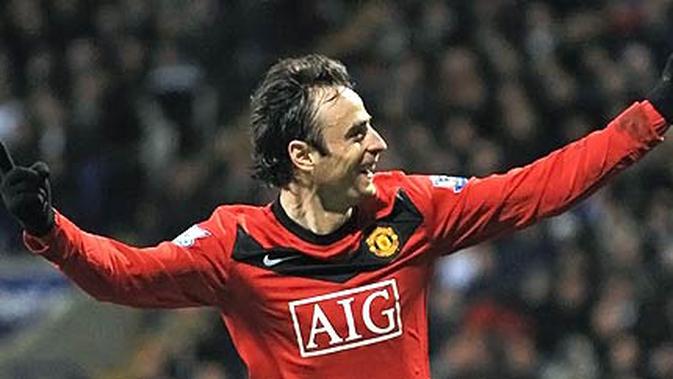 Dimitar Berbatov membukukan dua gol ketika MU menang 4-0 atas Bolton pada laga lanjutan Liga Premier, 27 Maret 2010, di Reebok Stadium, Bolton. AFP PHOTO/ANDREW YATES