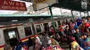 Sejumlah penumpang bersiap menaiki KRL Commuter Line di Jakarta, Sabtu (27/1). PT Kereta Commuter Indonesia juga mematok pendapatan sekitar Rp 2,7 triliun. (Liputan6.com/Immanuel Antonius)