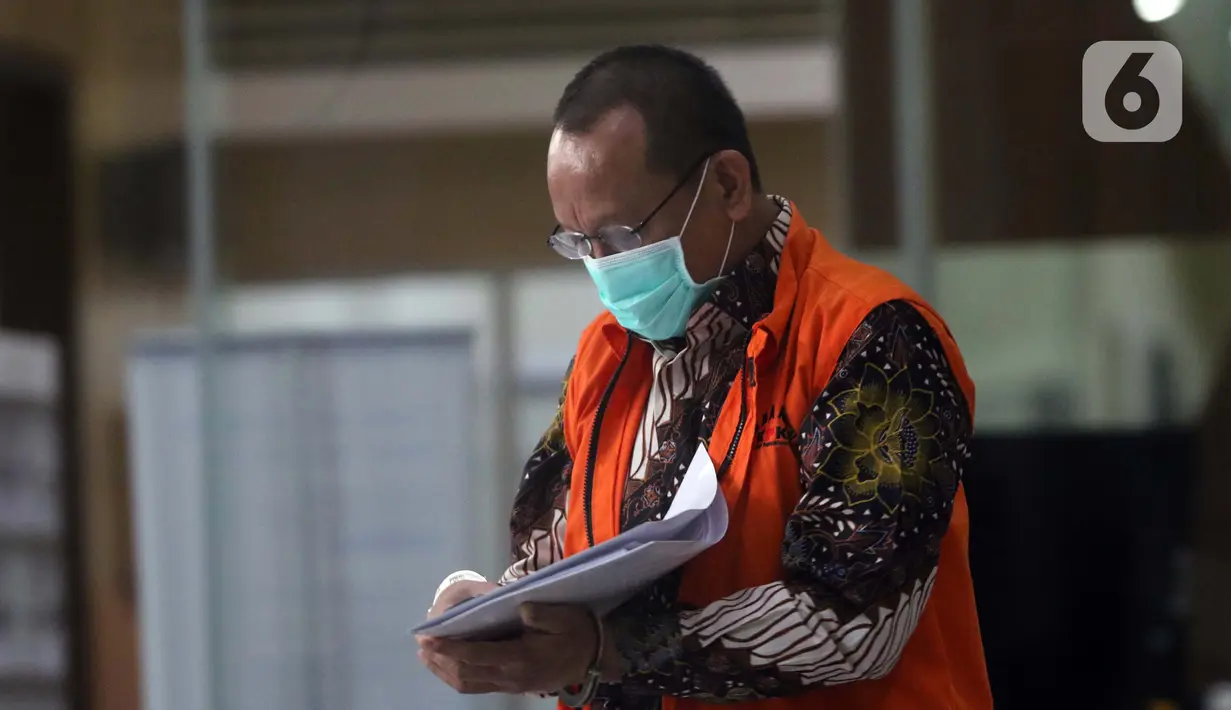 Mantan Sekretaris MA Nurhadi usai menjalani pemeriksaan lanjutan di Gedung KPK, Jakarta, Rabu (26/8/2020). Nurhadi diperiksa untuk penyidikan dugaan penerimaan suap dan gratifikasi yang mencapai Rp 46 miliar dalam pengurusan perkara di Mahkamah Agung (MA). (Liputan6.com/Helmi Fithriansyah)