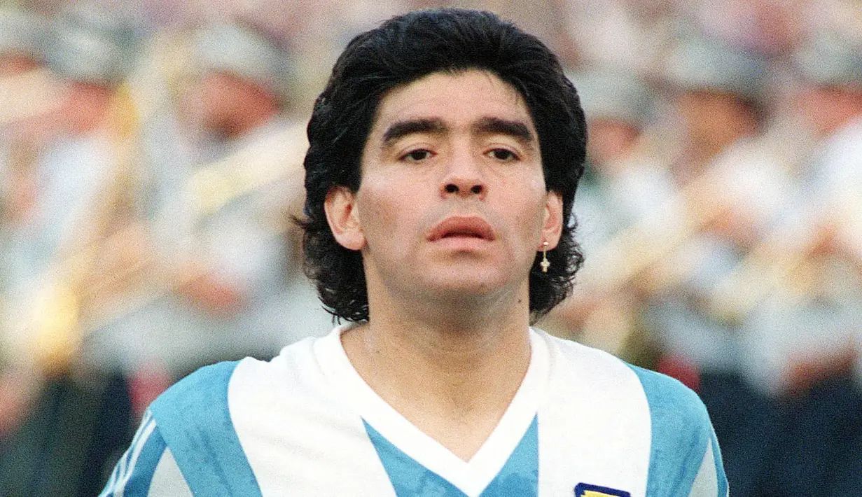 Diego Maradona – Legenda Argentina ini dinyatakan positif menggunakan kokain pada tahun 1991. Akibat ulahnya, si pemilik gol tangan Tuhan itu dijatuhi hukuman larangan aktif di dunia sepak bola selama 15 bulan. (AFP/Sven Nackstrand)