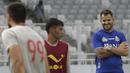Pelatih Bhayangkara FC, Simon McMenemy, tampak rileks saat latihan di Stadion Utama Gelora Bung Karno, Jakarta, Jumat (26/1/2018). Latihan ini persiapan jelang laga J.League Asia Challenge melawan FC Tokyo. (Bola.com/Asprilla Dwi Adha)