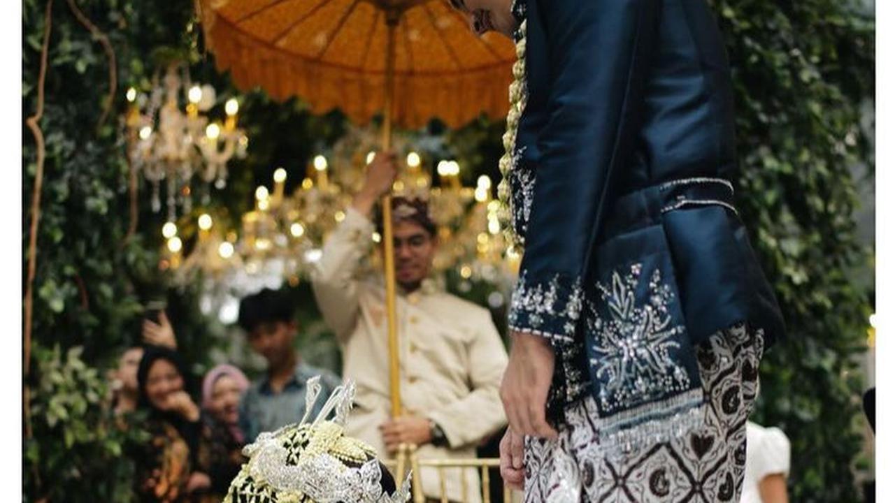 Banyak publik dan rekan artis yang turut berbahagia dan memberikan ucapan selamat kepada pasangan tersebut.<br>