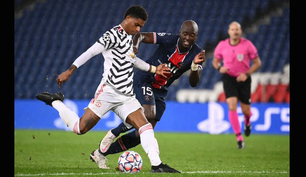 Marcus Rashford kembali menggetarkan gawang PSG di menit akhir pertandingan dalam babak penyisihan grup Liga Champions 2020. MU berhasil mengalahkan PSG 2-1. (AFP/Franck Fife)