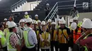 Menko PMK, Puan Maharani mendengarkan penjelasan saat meninjau renovasi Hall A Basket di Istora Senayan, Jakarta, Jumat (20/10). Puan mengunjungi beberapa venue Asian Games 2018 untuk memastikan proyek itu selesai sesuai target. (Liputan6.com/Johan Tallo)