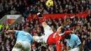 Wayne Rooney melepaskan tendangan salto yang menghasilkan gol sensasional sekaligus penentu kemenangan MU atas Manchester City 2-1 dalam laga derby di Old Trafford, 12 Februari 2011. AFP PHOTO/ANDREW YATES