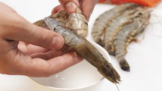 Membersihkan udang/Copyright Shutterstock