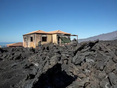 Foto pada 4 Januari 2022 terlihat rumah-rumah yang rusak akibat aliran lahar gunung berapi Cumbre Vieja, di Pulau La Palma, Spanyol. Letusan Cumbre Vieja dimulai pada 19 September 2021 dan secara resmi dinyatakan berakhir pada 25 Desember lalu, setelah 10 hari tidak aktif. (DESIREE MARTIN/AFP)