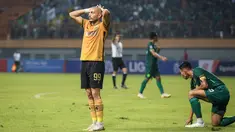 Reaksi kecewa pemain Bhayangkara FC, Youssef Ezzejjari Lhasnaoui usai gagal mencetak gol saat laga pekan ketiga BRI Liga 1 2022/2023 antara Bhayangkara FC melaran Persebaya Surabaya di Stadion Wibawa Mukti, Cikarang, Minggu (07/08/2022). (Bola.com/Bagaskara Lazuardi)