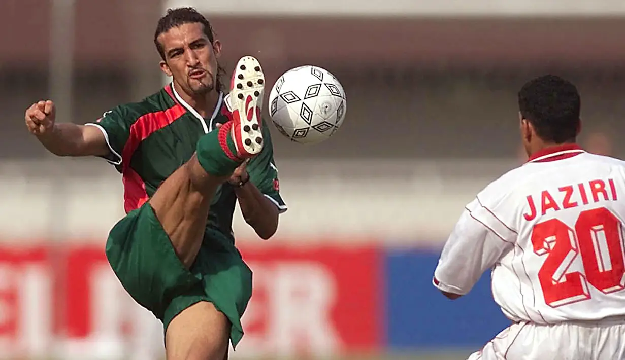 Mustapha Hadji. Eks gelandang serang berusia 51 tahun yang telah pensiun pada Juli 2010 bersama CS Fola ini tercatat pernah memperkuat dua klub Premier League di Liga Inggris, yaitu Coventry City dan Aston Villa dalam kurun waktu 1999 hingga 2004. Bersama keduanya ia total tampil dalam 97 laga di Premier League Liga Inggris dengan torehan 14 gol dan 4 assist. Bersama Timnas Maroko sepanjang kariernya ia mengemas total 63 penampilan dengan torehan 13 gol. (AFP/Olivier Morin)