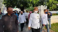 Sultan Keraton Kasepuhan Cirebon PRA Arief Natadiningrat saat menjalankan rangkaian tradisi dlugdag menyambut bulan suci Ramadan. Foto (Liputan6.com / Panji Prayitno)