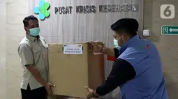 Petugas merapikan bantuan berupa peralatan pencegahan COVID-19 dari Nurani Astra di Pusat Krisis Kesehatan Kemenkes, Jakarta, Senin (23/3/2020). Astra juga menjalin kerja sama dengan Kemenkes, BNPB, PDPI, dan rumah sakit rujukan pemerintah senilai Rp5,5 miliar. (Liputan6.com/Pool/Astra)