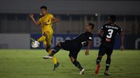 Pemain Bhayangkara FC, Dendi Sulistyawan, berebut bola dengan pemain Tira Persikabo pada laga Liga 1 2019 di Stadion Madya, Senayan, Jakarta, Kamis (4/7/2019). (Bola.com/Yoppy Renato)