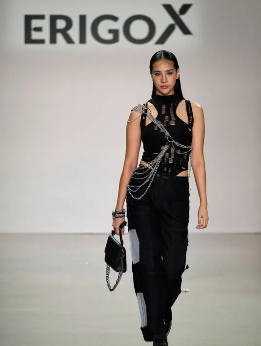 Anya Geraldine tampil memikat dalam balutan atasan tanpa lengan dan celana panjang warna senada. (Foto: Instagram/@nyfw)