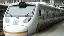 Kereta Taroko Ekspres yang bertemakan Hello Kitty terlihat di sebuah stasiun di Taipei, Taiwan, Senin (21/3). Kereta tersebut akan melakukan perjalanan perdananya dari Taipe ke Taitung. (REUTERS/Tyrone Siu)