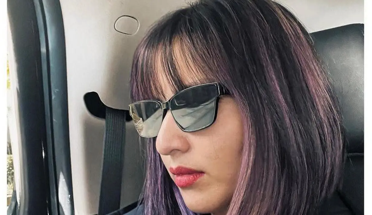 <p>Di potret lainnya, Nia Ramadhani memamerkan rambut pendek nya yang berwarna ungu. Gayanya ini disebut netizen mirip Lisa BLACKPINK. (Instagram/ramadhaniabakrie).</p>