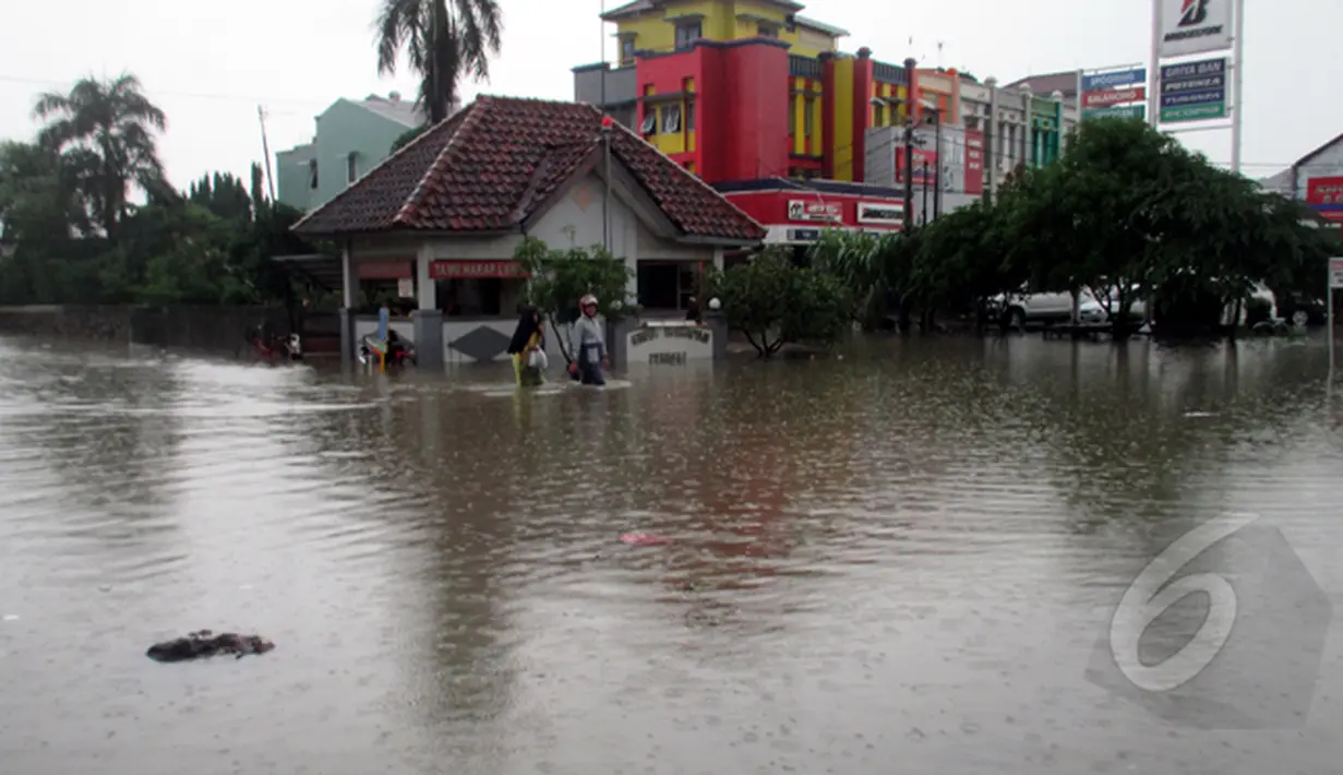  Perumahan Griya Harapan Permai terkena banjir karena intensitas hujan yang sangat tinggi, Bekasi, Senin (9/2/2015). (Liputan6.com/Panji Diksana)