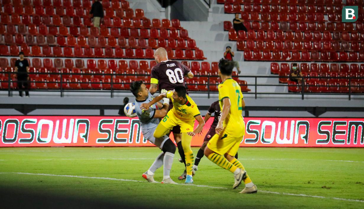 Pada laga kali ini dua pemain PSM Makassar yakni Yuran Fernandes dan Agung Mannan mendapat kartu merah. Sehingga skuad Bernardo Tavares bermain dengan 9 orang.