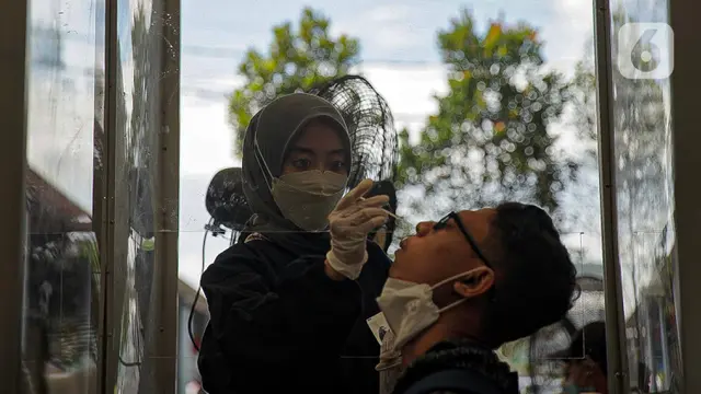 FOTO: Stasiun Pasar Senen Sediakan Tes PCR Untuk Calon Penumpang KA Jarak Jauh