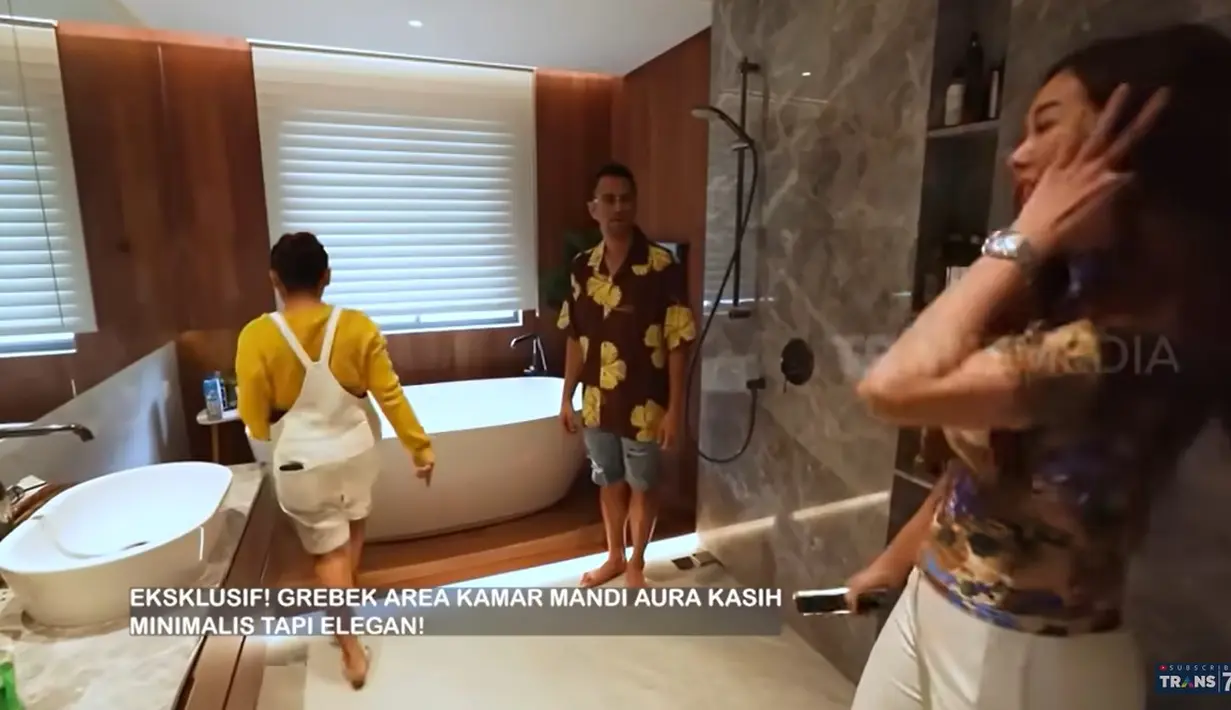 Raffi Ahmad dan Mpok Alpha juga berkesempatan masuk ke kamar mandinya. Kamar mandi tampak mewah dengan lapisan marmer. Bahkan, ada susu yang biasa digunakan untuk mandi Aura Kasih. [Youtube/TRANS7 OFFICIAL]
