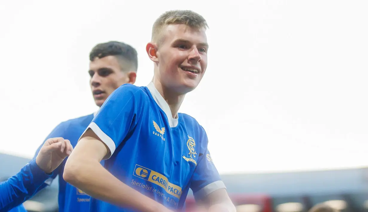Steven Gerrard. Pelatih Inggris berusia 42 tahun yang baru semusim membesut Aston Villa ini baru saja mendatangkan mantan anak asuhnya di Glasgow Rangers yang masih berusia 16 tahun dan berposisi sebagai striker, Rory Wilson di bursa transfer musim panas 2022/2023. Rory Wilson merupakan produk Akademi Glasgow Rangers yang didatangkan Aston Villa untuk sementara bermain bersama tim Aston Villa U-18. (rangers.co.uk)