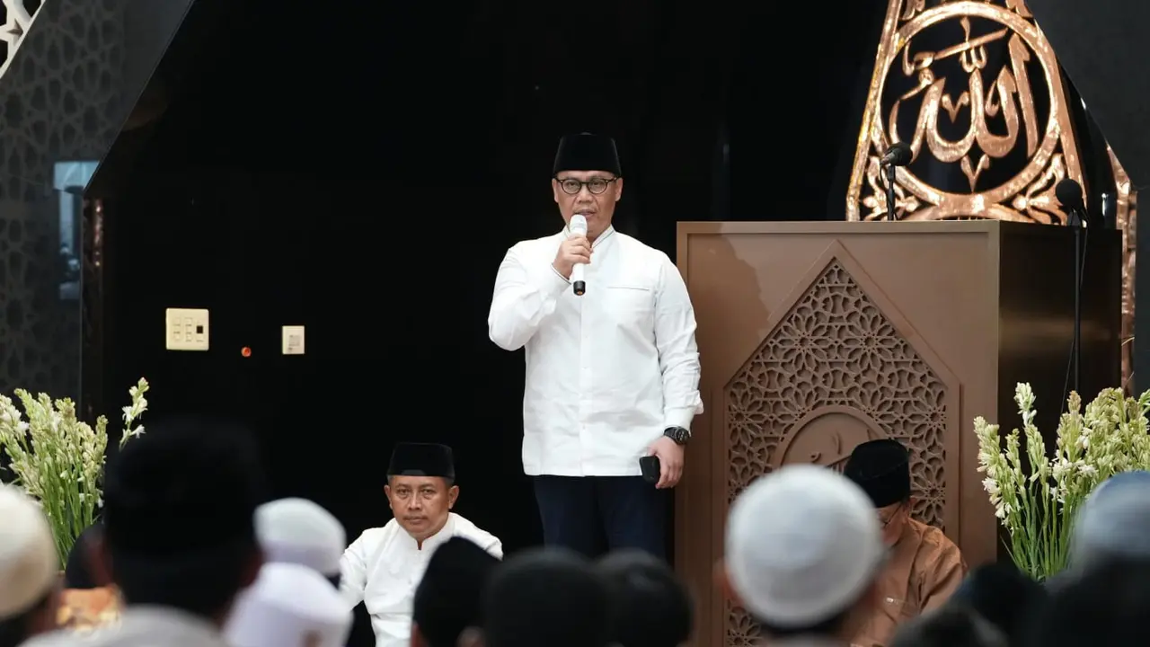 PDI Perjuangan DKI Jakarta menggelar upacara tabur bunga di perairan Kepulauan Seribu, untuk memperingati hari lahir Kapten Penerbang Anumerta Surindro Supjarso, suami pertama Ketua Umum PDI Perjuangan Megawati Soekarnoputri. (Istimewa)