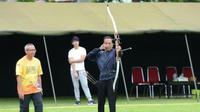 Presiden RI, Joko Widodo (Jokowi), berlatih memanah di Pusat Pendidikan Zeni TNI AD (Pusdikzeni) Bogor, Jawa Barat, Sabtu (14/1/2017). (BPMI/Setpres)