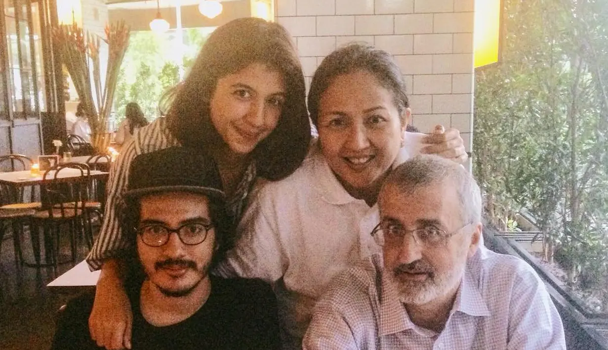 Dewi Irawan, suami dan dua anaknya. (Instagram/@shadirra)