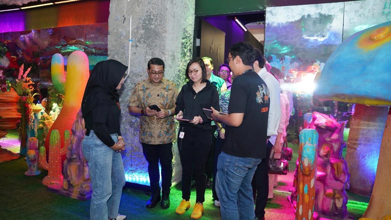 Menteri Ekonomi Kreatif, Teuku Riefky Harsya bersama Wakil Menteri Ekonomi Kreatif, Irene Umar mengunjungi pameran Pipilaka Calling di Sarinah Thamrin