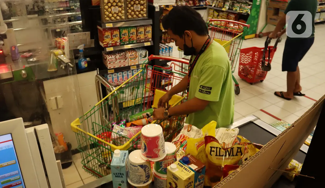 Pegawai merapikan belanjaan warga untuk kebutuhan bahan pokok akhir tahun di salah satu hypermarket, Jakarta, Sabtu (24/12/2022). Memasuki libur Natal dan Tahun Baru 2023, harga bahan pokok dan kebutuhan lainnya di supermarket masih stabil bahkan terdapat program promo. (merdeka.com/Imam Buhori)