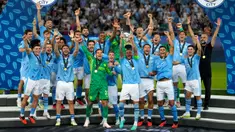 Para pemain Manchester City merayakan kemenangan Piala Super Eropa usai mengalahkan Sevilla pada laga final di Stadion Georgios Karaiskakis, Piraeus, Yunani, Rabu (16/8/2023). Manchester City mengalahkan Sevilla lewat adu penalti. (AP Photo/Thanassis Stavrakis)