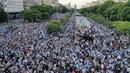 Ribuan suporter Argentina tumpah ruah di pusat kota Buenos Aires usai Lionel Messi cs berhasil menaklukkan Kroasia dan melaju partai final Piala Dunia 2022. (AP Photo/Gustavo Garello)